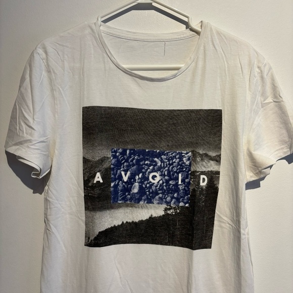 White AVOID Graphic T-Shirt Men’s Medium Mountain Landscape Blue Rock Streetwear - Picture 2 of 6